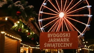 Nocne zdjęcie Bydgoskiego Jarmarku Świątecznego z kołem młyńskim