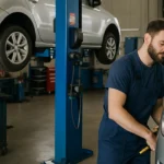 Mechanik samochodowy naprawia silnik w warsztacie w Bydgoszczy