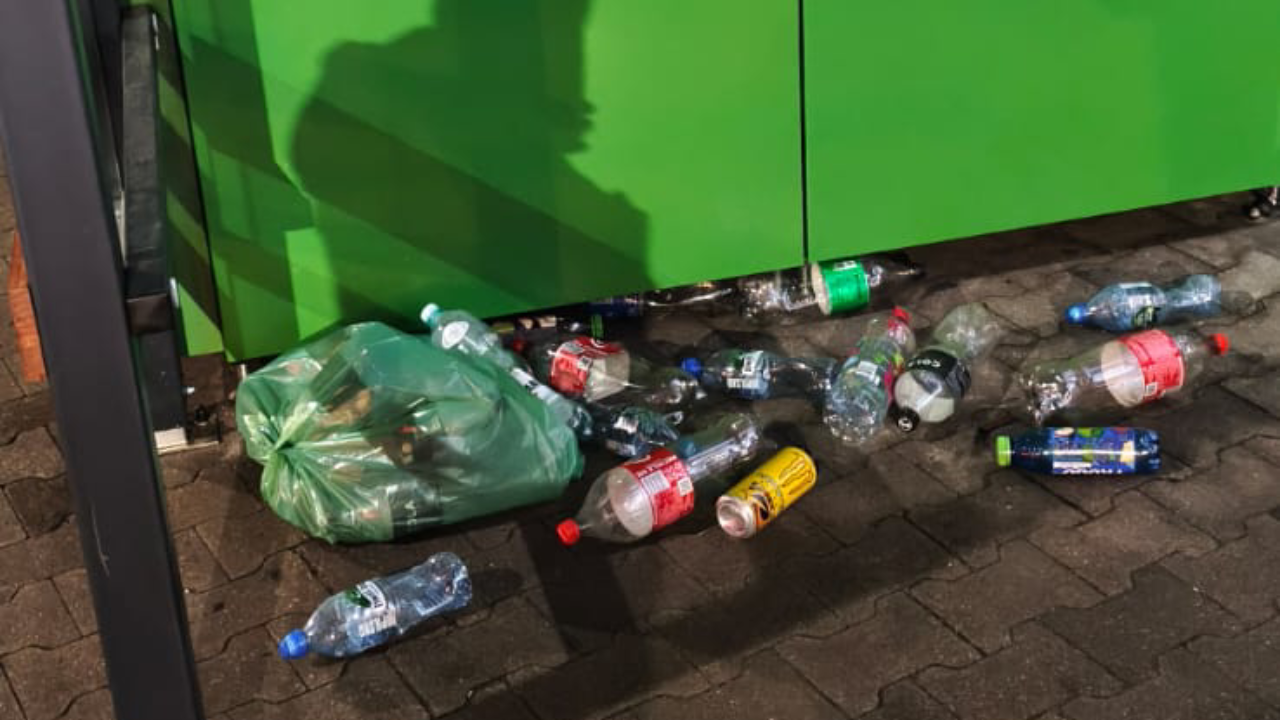 Porozrzucane butelki przy sklepie Biedronka w Bydgoszczy przy ul. Wyzwolenia 106