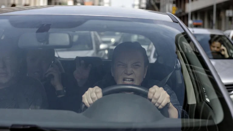 Zdenerwowani kierowcy w korku na miejskiej ulicy podczas godzin szczytu