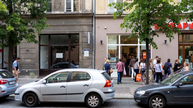 Dwie firmy obok siebie – jedna zamknięta, druga pełna klientów