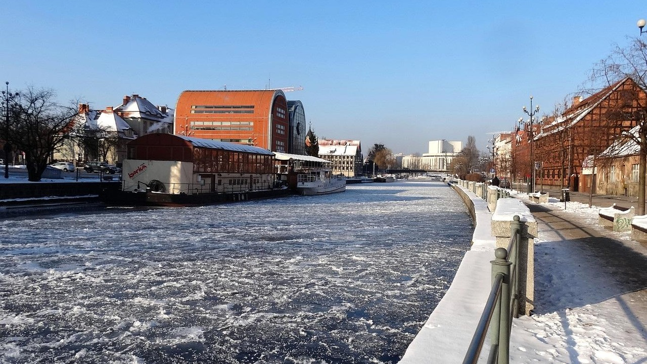 Mróz zabija. Dwie osoby zmarły w regionie Bydgoszczy, miasta uruchamiają ogrzewalnie